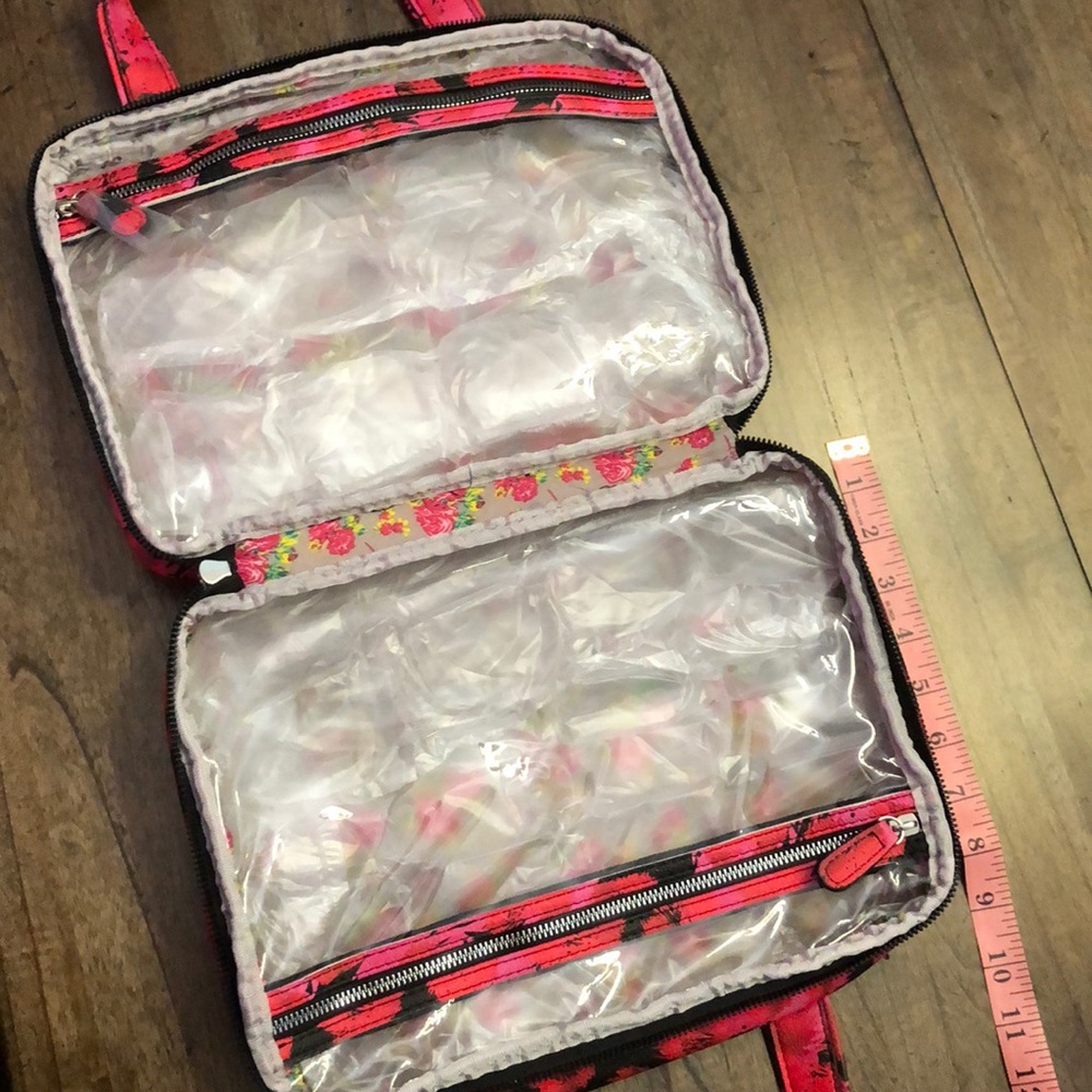 🆕Betsey Johnson | Large Cosmetic Case - Picture 3 of 6